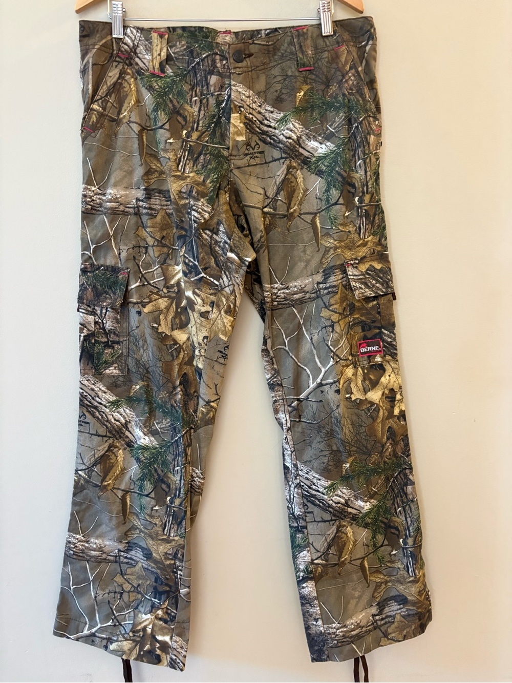 Berne Realtree women’s camo Cargo Pants with pink accents like new,Sz 12.